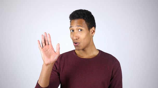 Hola, gesto de mano ondulante de un joven afroamericano
 - Foto, imagen