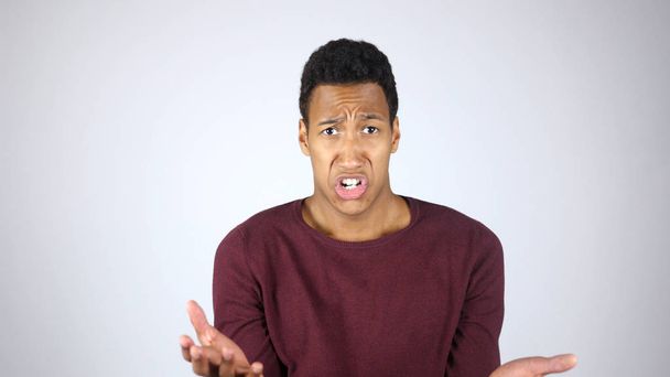 Злий афроамериканський чоловік кричить і скаржиться, реагуючи на провал і втрати
 - Фото, зображення