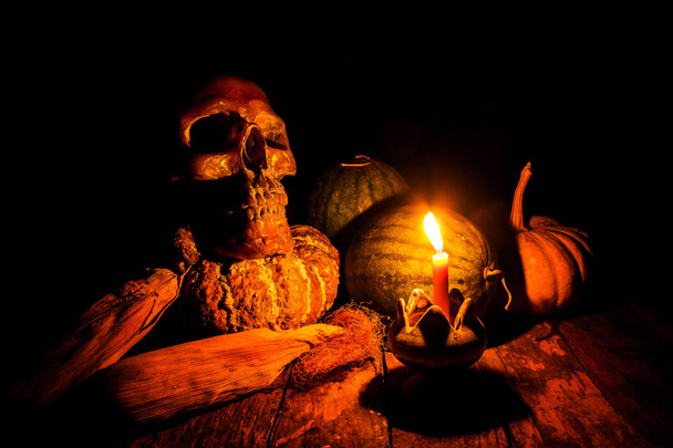 Lebka a svíčka se svícny na dřevěných pozadí, Zátiší koncept - Fotografie, Obrázek
