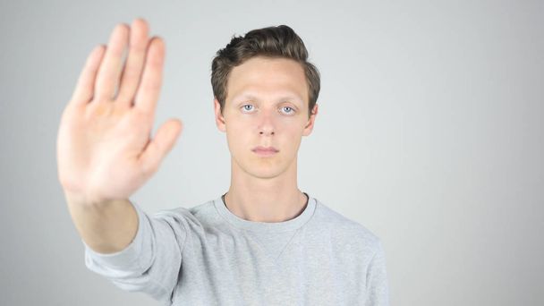 Stoppschild, nicht erlaubt, isolierte Geste eines jungen Mannes - Foto, Bild