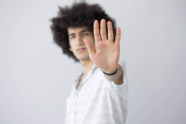 Молодий чоловік показує стоп- жест
 - Фото, зображення