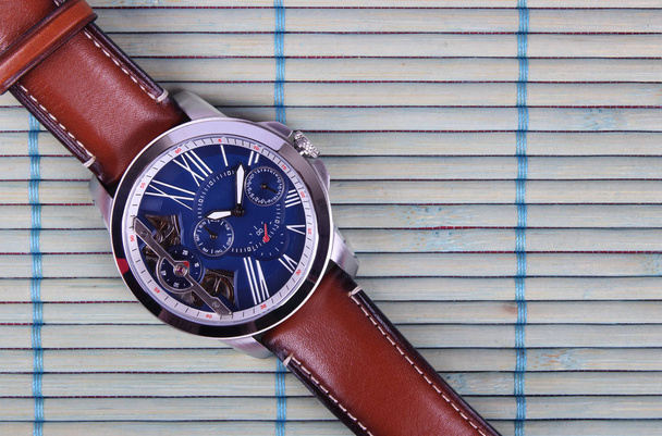 Стильные мужские классические наручные часы
 - Фото, изображение