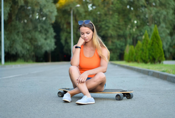 Ragazza su skateboard - Foto, immagini