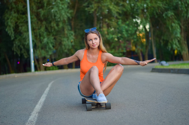 Девушка на скейтборде - Фото, изображение