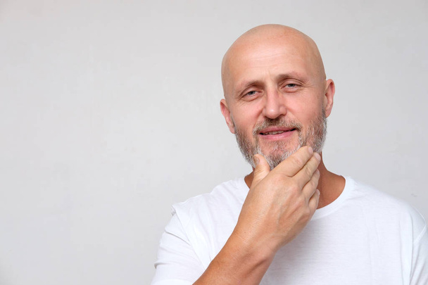 Yetişkin tırmalama veya sakalını okşayarak kalın kırlaşmış adam sakallı - Fotoğraf, Görsel