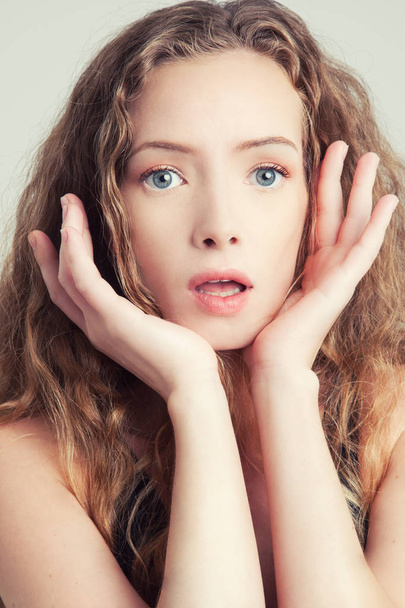 Instantâneo de modelo jovem com cabelo encaracolado
 - Foto, Imagem