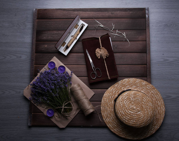 Комплект принадлежностей для путешествий для женщины с чашкой чая на деревянном винтажном фоне
 - Фото, изображение
