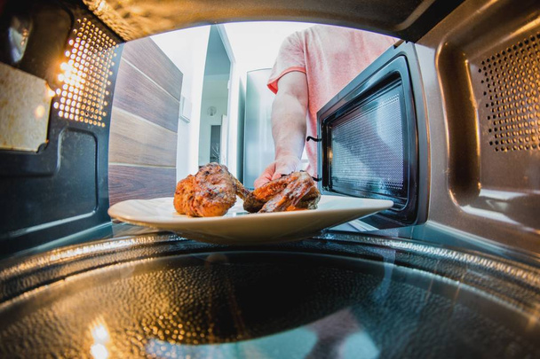 Dentro do forno de microondas
 - Foto, Imagem