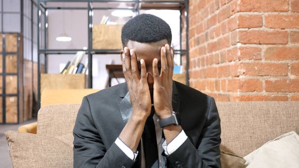 Αφρο-αμερικανικό επιχειρηματίας που αντιδρούν σε ανεπάρκεια, άγχος έννοια - Φωτογραφία, εικόνα
