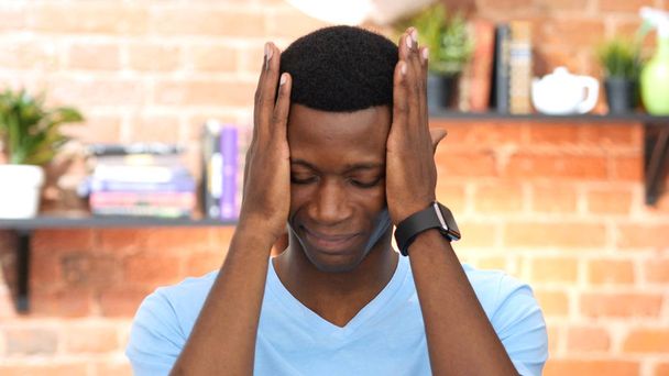 Musta nuori mies reagoi epäonnistumiseen, stressi käsite
 - Valokuva, kuva
