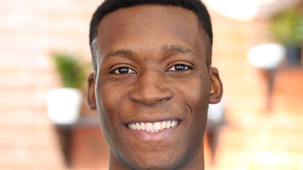 Крупним планом усміхнений чорний молодий чоловік
 - Фото, зображення