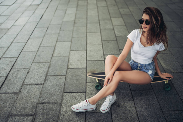 Female teenager with skateboard - Foto, imagen