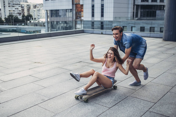Teenage couple having fun in the city - Фото, зображення