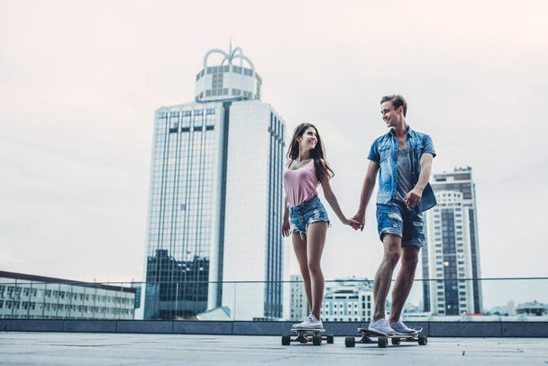 Teenage couple having fun in the city - Fotó, kép