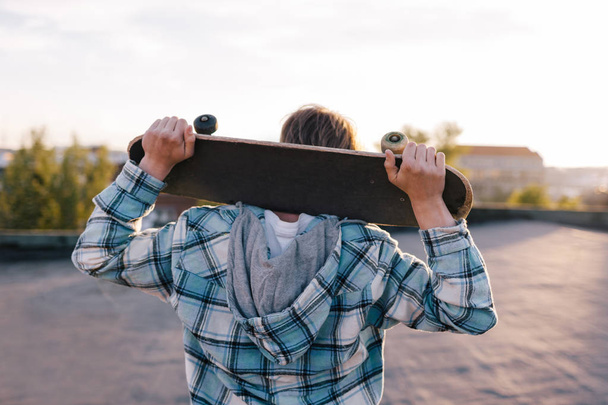 Street subculture. Skateboarder with skateboard - Foto, Imagen