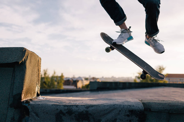 Tricks in skate park. Urban street style - Fotoğraf, Görsel