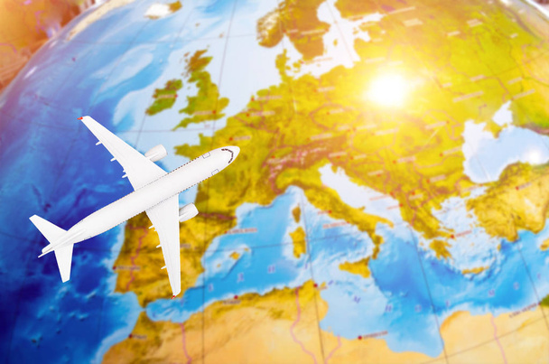 Vol vers l'Europe image symbolique du voyage en avion carte
 - Photo, image