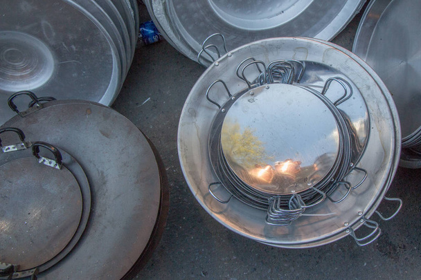 Nouveaux casseroles métalliques comme ustensiles de cuisine
  - Photo, image