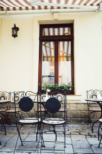 Sillas vacías en cafetería o restaurante al aire libre
 - Foto, Imagen