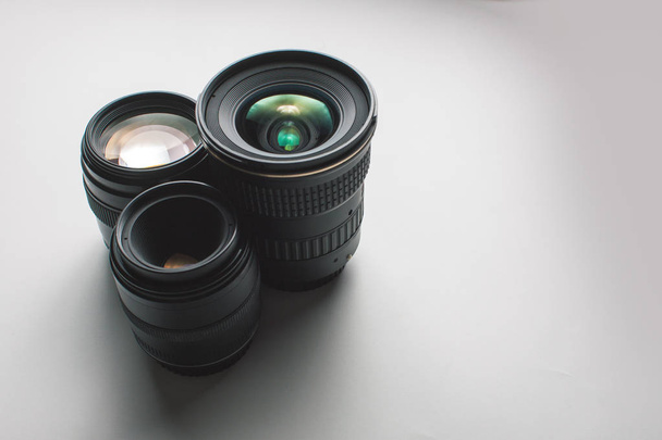 visão de perto de um grupo de lentes de câmera em uma superfície branca
 - Foto, Imagem