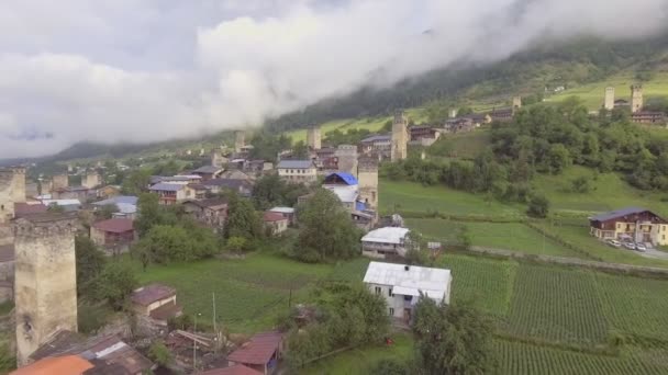 Mestia, Svaneti, Gürcistan'ın otantik yüksek dağ köyünün havadan görünümü - Video, Çekim