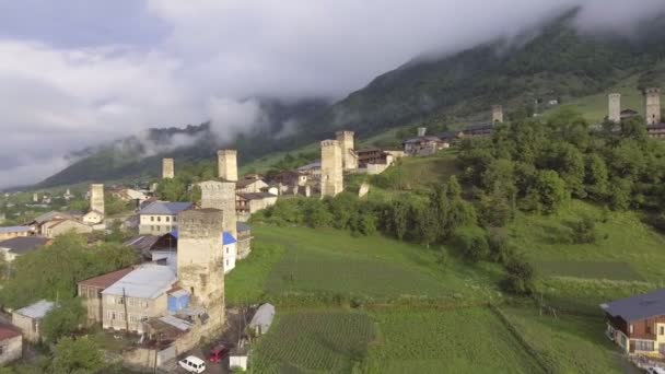 Εναέρια άποψη του χωριού αυθεντικό ψηλό βουνό σε Μέστια, Svaneti, γεωργία - Πλάνα, βίντεο
