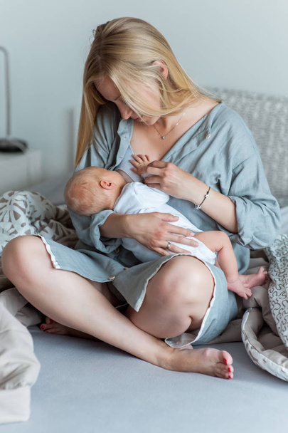 Mother and her newborn child - Valokuva, kuva