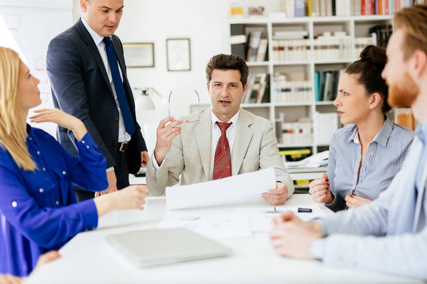 Business people having a board meeting - Foto, Bild