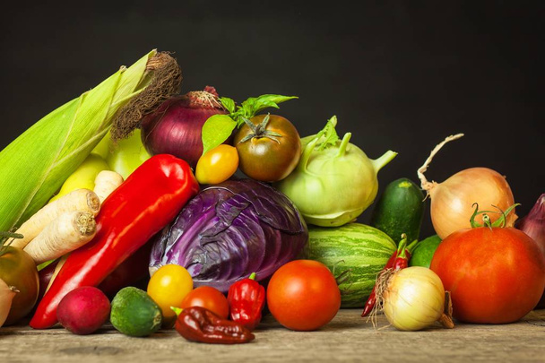 Verschillende soorten verse groenten op een houten tafel. Oogst de groenten op een boerderij. Gezonde voeding. - Foto, afbeelding