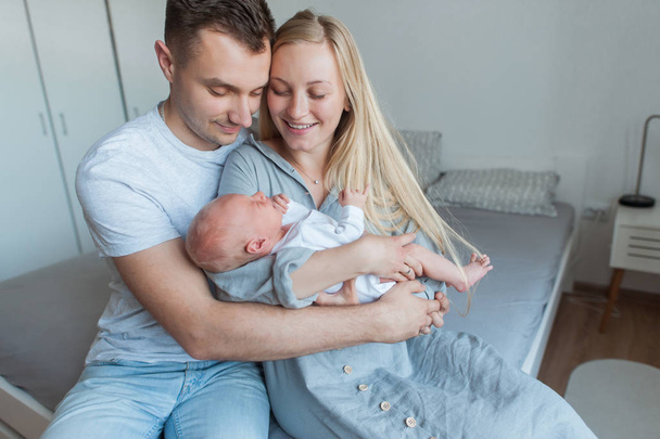 Husband wife and newborn child - Zdjęcie, obraz
