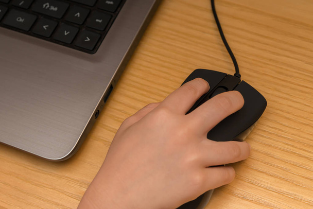 niño usando un ordenador portátil con ratón
 - Foto, Imagen