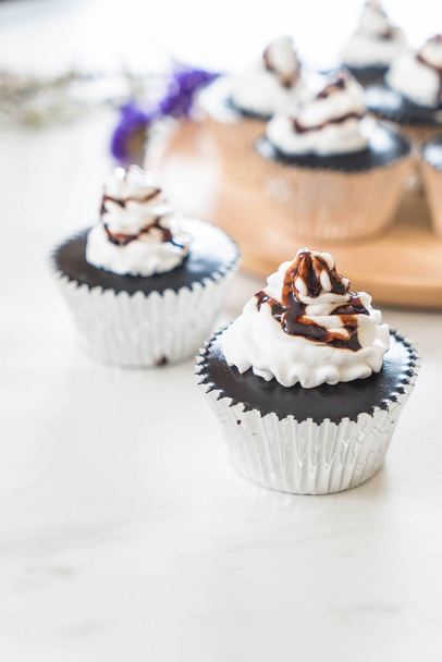chocolate cup cake with whipped cream - Foto, immagini