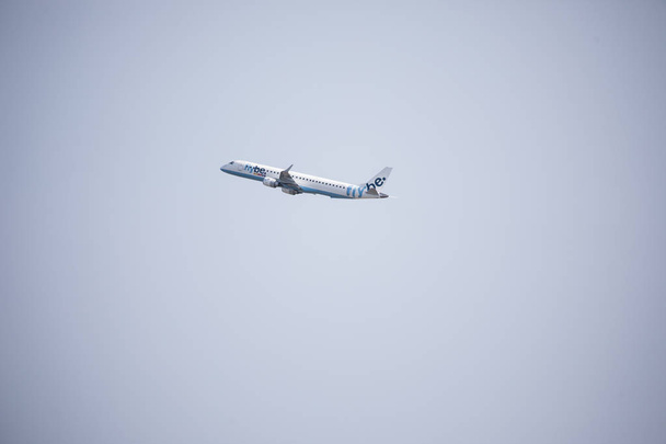 Пасажирський літак у синьому небі. Подорожі або транспортного літака - Фото, зображення