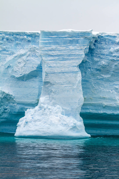 Антарктида - Антарктический полуостров - Табулярный Айсберг в Брансфилде
 - Фото, изображение