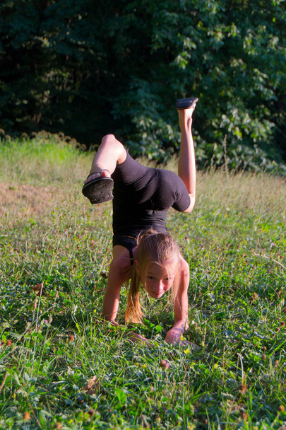 Dívka provádí gymnastické postavy - Fotografie, Obrázek