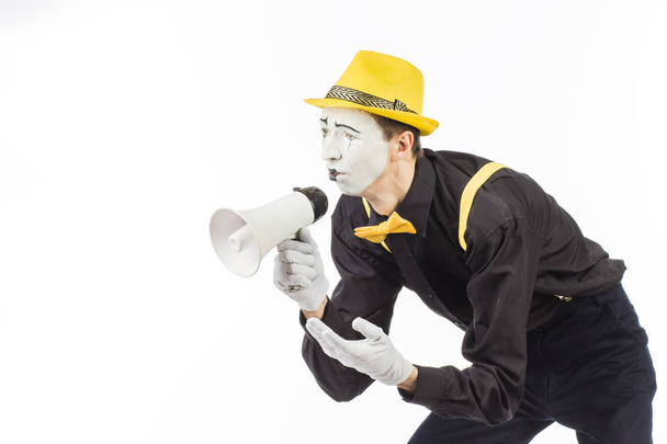Πορτραίτο ενός καλλιτέχνη αρσενικό mime, φωνάζοντας ή δείχνει σε ένα megapho - Φωτογραφία, εικόνα