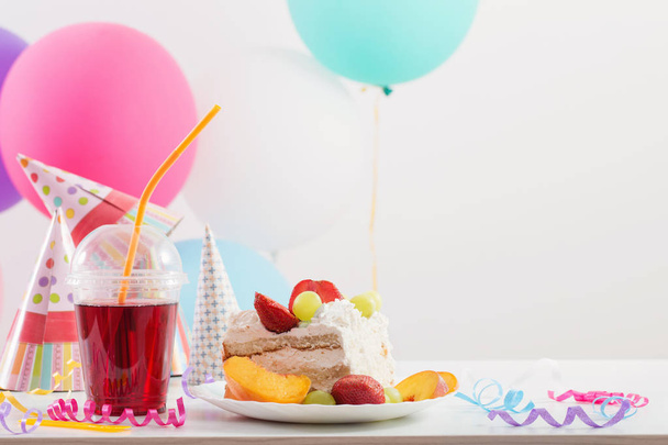 Birthday celebration with cake and colorful balloons - Zdjęcie, obraz