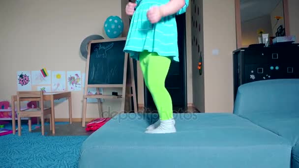 Pieni tyttö hyppii sohvalla
 - Materiaali, video