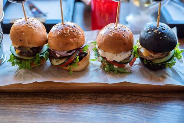 Σπιτικό minihamburgers με μαύρο ψωμάκια - Φωτογραφία, εικόνα