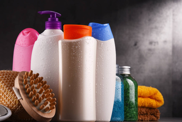 Plastikflaschen mit Körperpflege- und Schönheitsprodukten - Foto, Bild