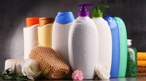 Πλαστικά μπουκάλια προϊόντων περιποίησης και ομορφιάς σώματος - Φωτογραφία, εικόνα