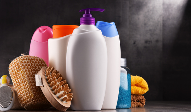 Botellas de plástico para el cuidado corporal y productos de belleza - Foto, Imagen