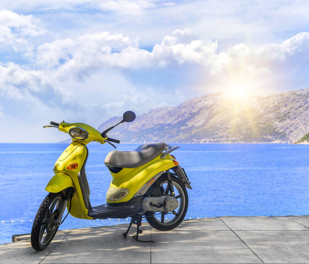 Žlutá značka méně mopedu na pláži v letním dni. - Fotografie, Obrázek
