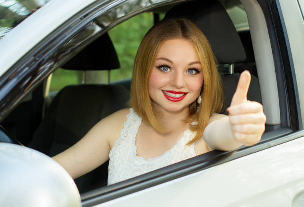 Menina bonita está feliz com o carro de compra
 - Foto, Imagem
