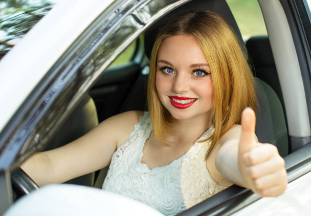 Hermosa chica está feliz con el coche de compra
 - Foto, Imagen