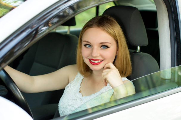 Красива дівчина сидить у машині
 - Фото, зображення