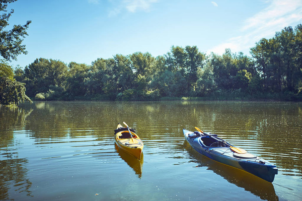 A canoe trip along the river along the forest in summer. - Fotoğraf, Görsel