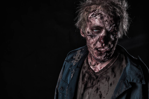 Maldito hombre zombi con cerebros fuera de Halloween horror
  - Foto, imagen