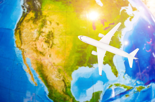 Полет в Северную Америку символическое изображение путешествия на карте самолета
 - Фото, изображение