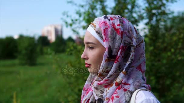 Πορτρέτο του μια νεαρή μουσουλμάνα φορούσε ένα hijab, που απολαμβάνει τη μοναξιά στο πάρκο - Πλάνα, βίντεο